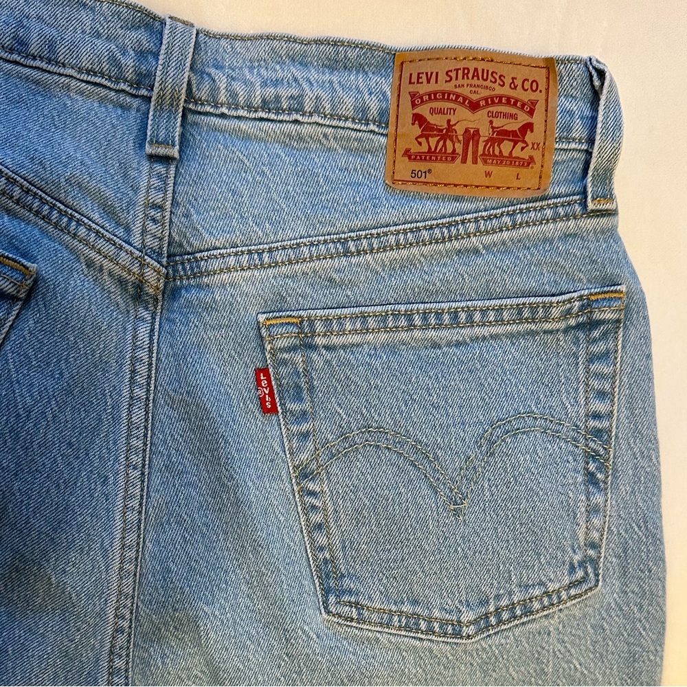 LEVI’S 501 BLUE JEANS (W28 L26)